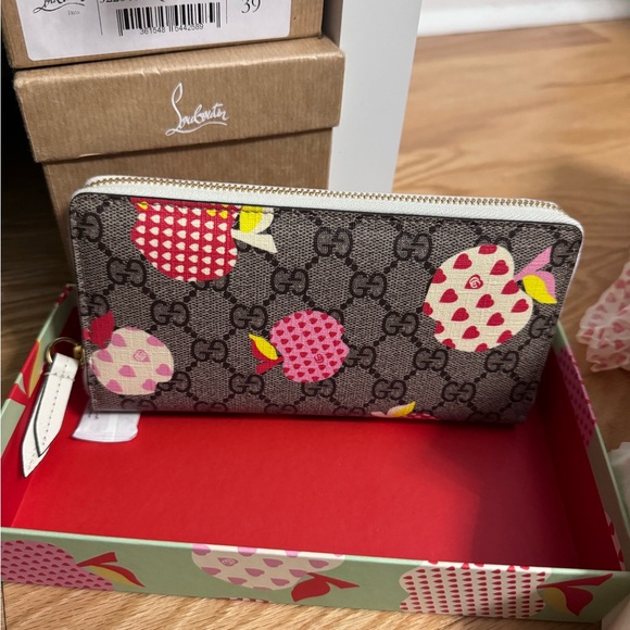 Gucci Accessories - Gucci Les Pommes zip around wallet